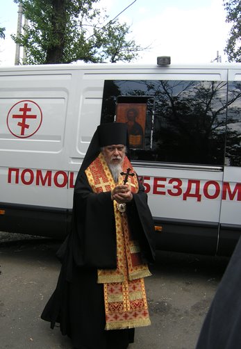 Церемония награждения началась с молебна, который совершил епископ Пантелеимон